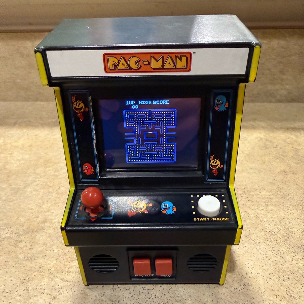 Pac-Man Basic Fun LCD Color Mini Arcade Game BasicFun 2019 09545 PacMan - Tested - Picture 3 of 13